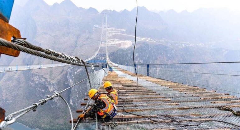 Construção fica a 625 metros do chão, o que renderá recorde mundial de altura à China