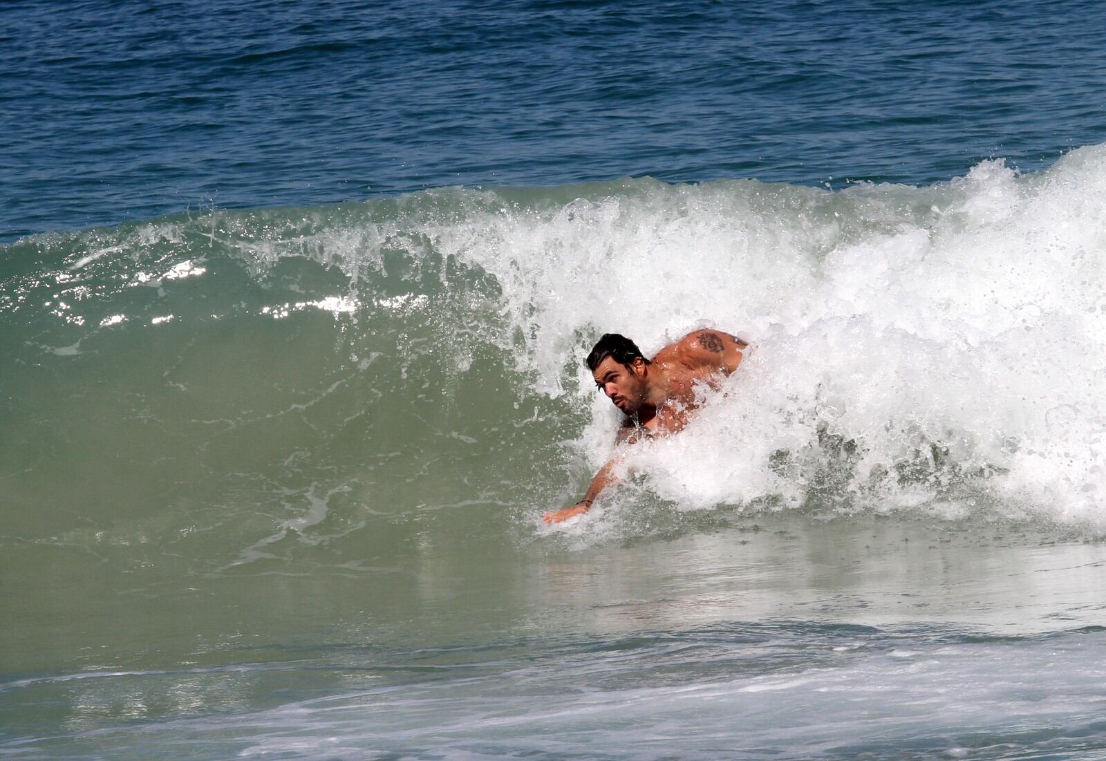 Depois de andar de skate pela orla, o ator de Amor à Vida (Globo) se refrescou no mar e se divertiu com as ondas