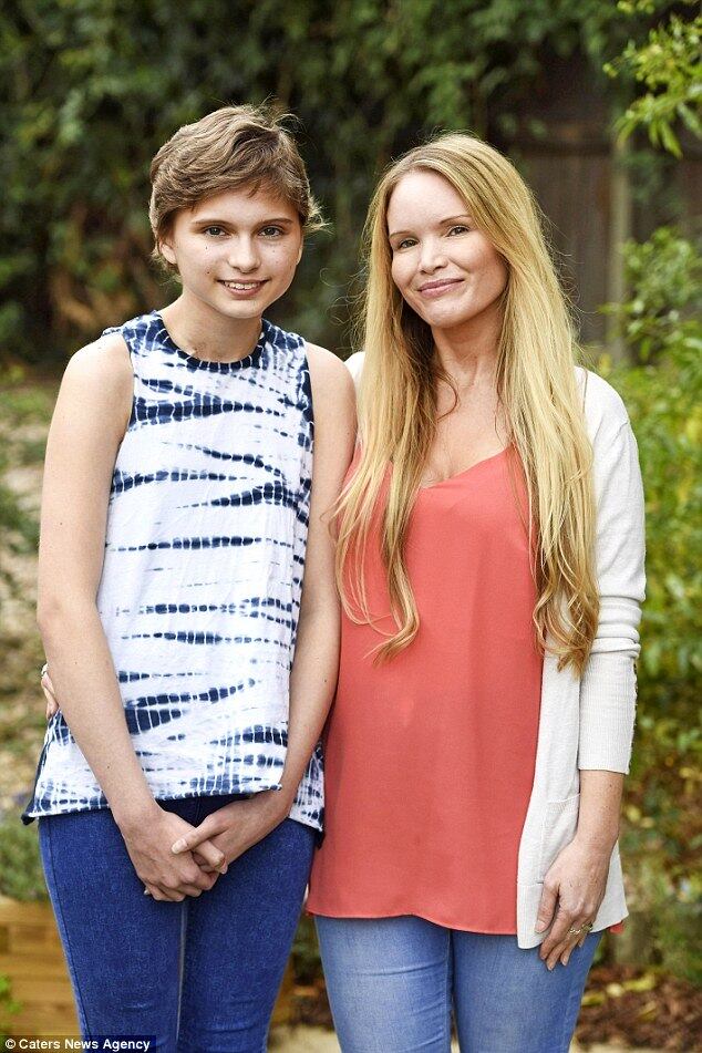 A jovem só precisa terminar a manutenção da quimioterapia, que
dura um ano, para se certificar que todas as células cancerosas foram
eliminadas. A maior felicidade da menina é voltar à escola e compensar o tempo
perdido para conseguir entrar na universidade.

Ao gravar um vídeo contando seu problema, Elie recebeu mais de 55
mil visualizações.



— Câncer é uma doença que acomete mais de uma pessoa. É bom ter com
quem falar sobre. Eu era saudável e, de repente, poderia ter morrido por causa
de uma doença silenciosa