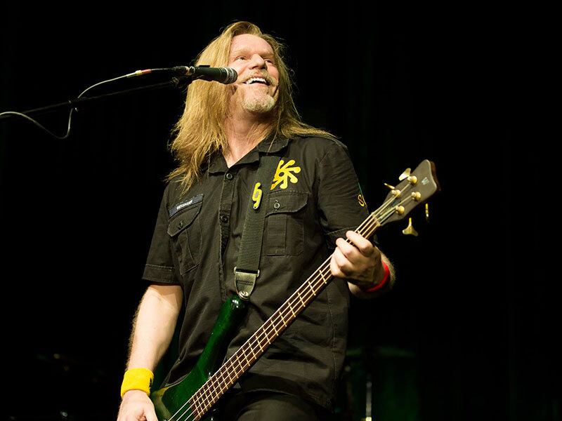 Além dos vocais, Humberto assume baixo, teclados, harmônicas e acordeon