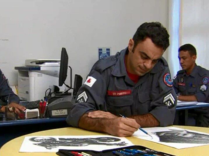 Enquanto não há treinamentos ou ocorrências, o cabo Porto trabalha nas suas peças dentro do Corpo de Bombeiros. Os colegas contam que às vezes também pedem ao militar um desenho para presentar filhos e mulher. O desenhista conta que não vai desistir de nenhuma das suas duas carreiras