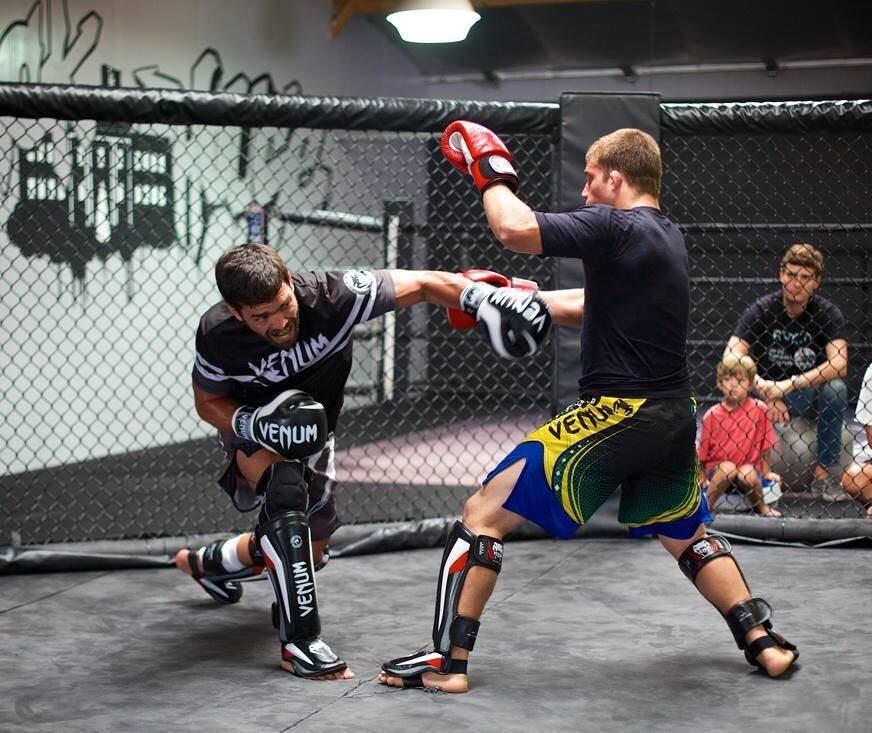 Com apenas 20 anos, Vitor treina na renomada academia da Black House, que conta com feras como Anderson Silva e Lyoto Machida