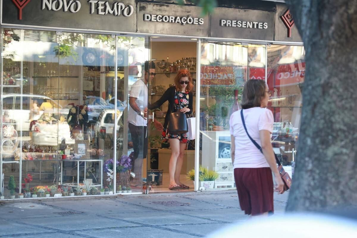 Sophia Abrahão e Sérgio Malheiros, que não assumem romance, são fotografados andando de mãos dadas