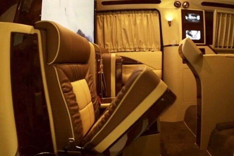 O acionamento é elétrico e o revestimento é em couro