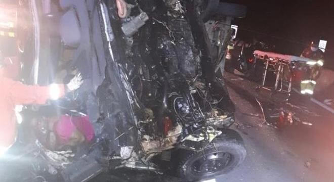 Carro e van de grupo musical colidiram na Rodovia dos Bandeirantes