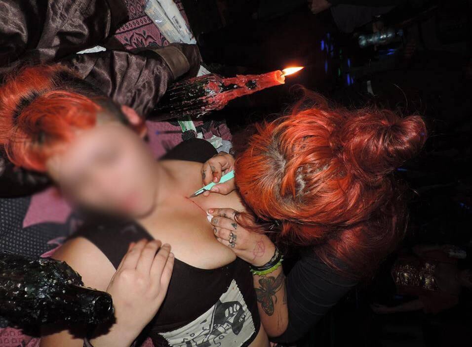 As imagens do grupo de mulheres se cortando foram parar na internet