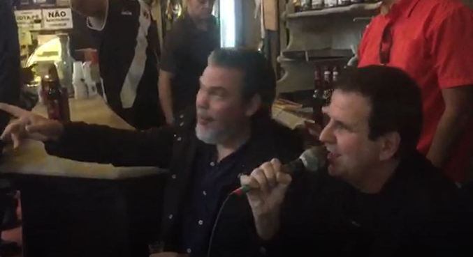 Paes aparece cantando em bar no centro do Rio durante gravação
