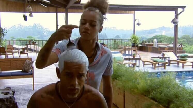 Não é brincadeira que WL realmente curtiu descolorir o cabelo e o cavanhaque! A preferência do modelo fez com que Lily questionasse o porquê dele pintar tanto os fios, mas não se engane: a peoa também adora colocar uma lace para mudar o visual. A peruca, inclusive, chegou a ser usada por Black na brincadeira. 

A Fazenda 15 vai ao ar de segunda a sexta, às 22h45, e sábados e domingos às 23h, na tela da Record TV. Acompanhe o R7.com e as redes sociais para ficar por dentro de todas as novidades! Assine o PlayPlus e tenha acesso às câmeras 24h
