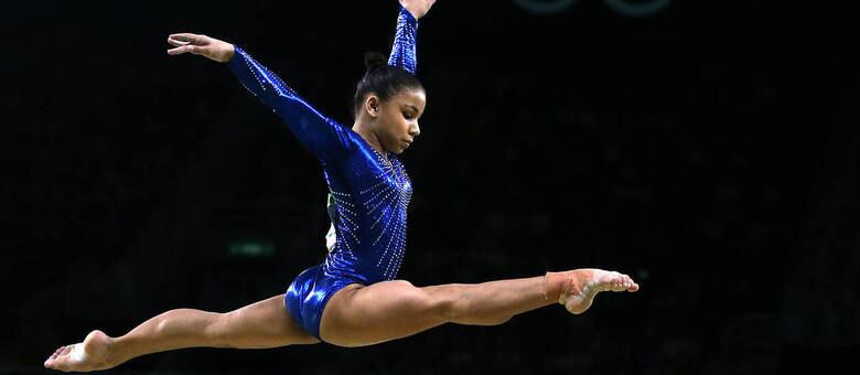 A brasileira Flávia Saraiva durante exercício da trave na final feminina por equipes da ginástica artística nesta terça