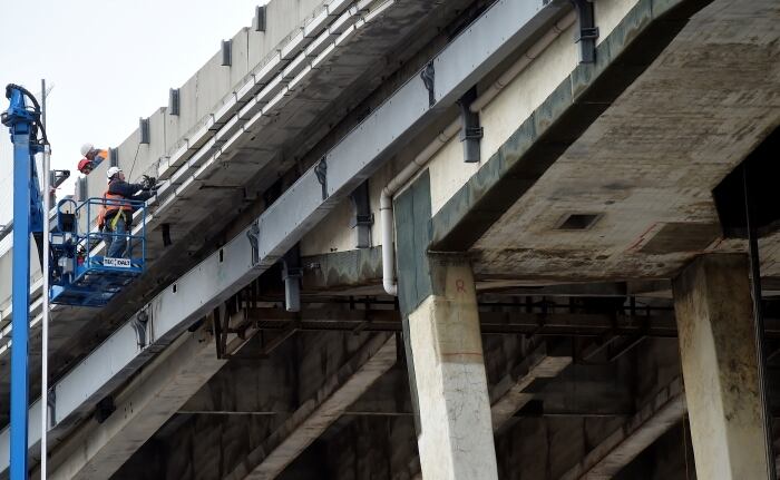 Os trabalhos de limpeza das ruínas da ponte começaram em
dezembro, mas só agora a laje estrutural que compõe a estrada — atualmente suspensa — deve
ser rebaixada até o solo com uso de guindastes
