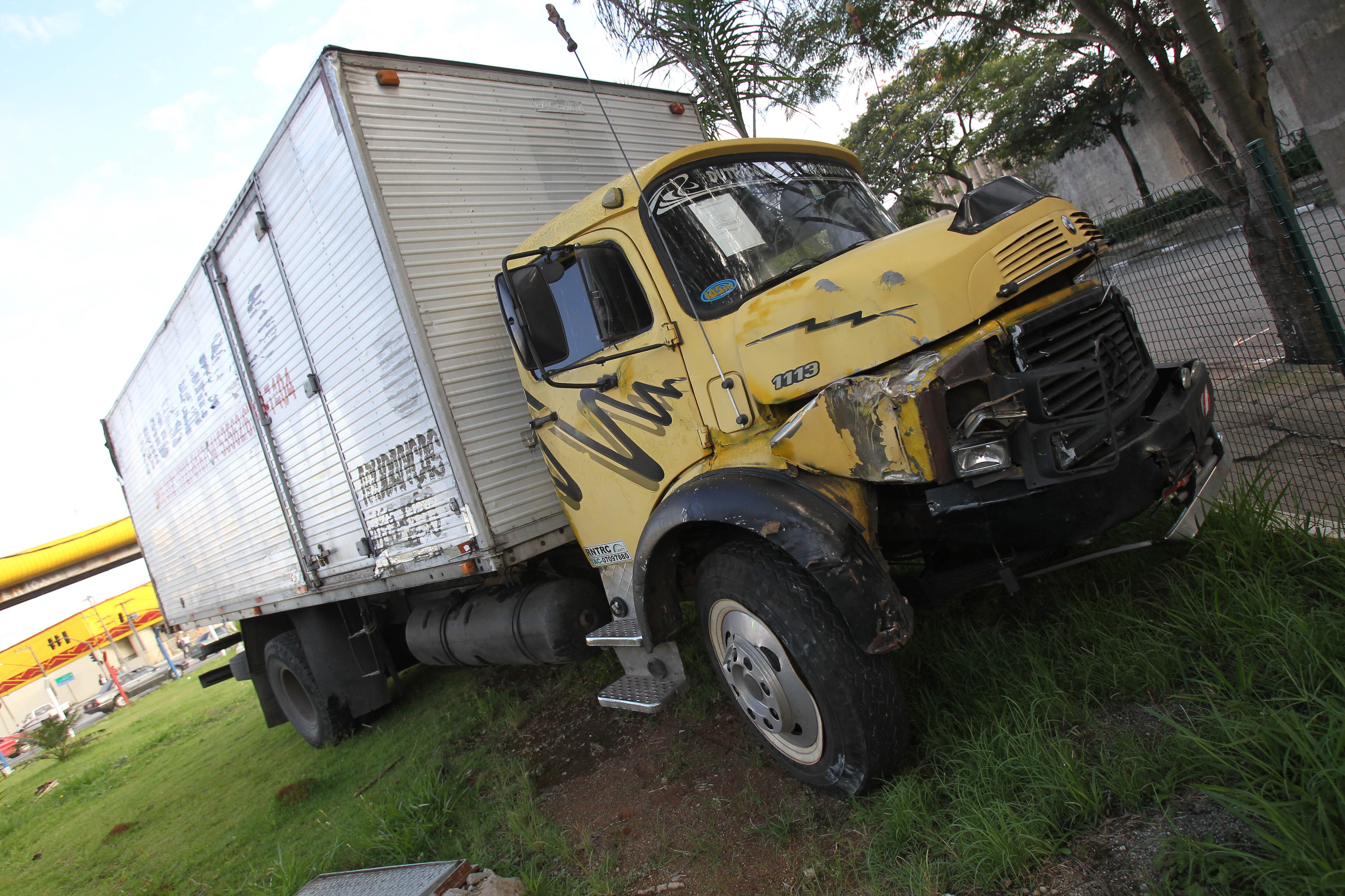 Um caminhão invadiu um posto de combustíveis na zona sul de São Paulo. O acidente aconteceu por volta das 7h deste sábado (23), no cruzamento da rua dos Patriotas com a avenida do Estado, na região do Ipiranga. Ao menos duas pessoas ficaram levemente feridas. Leia mais