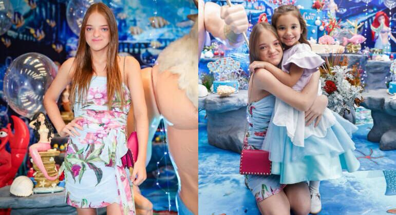 Para comemorar o aniversário de 4 anos de uma de suas irmãs, a pequena Manu — filha de Ticiane Pinheiro e Cesar Tralli —, Rafa escolheu um tubinho florido sem alças. A jovem finalizou a produção com uma bolsa transversal rosa, com detalhes em dourado