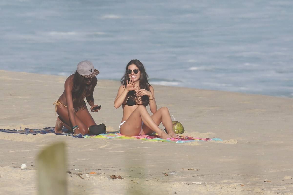 Isis Valverde esteve na praia da Reserva, no Rio