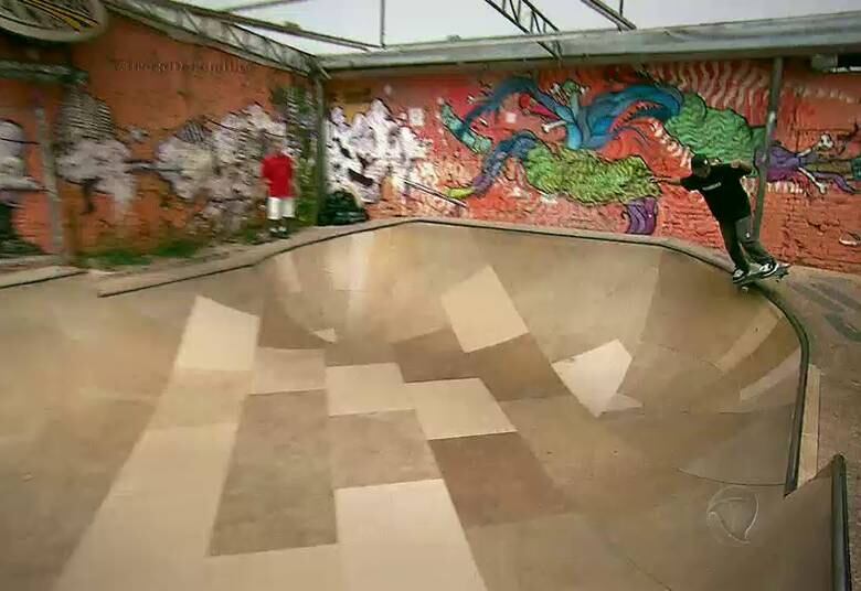 Realidade bem diferente de Márcia, a outra mãe que aceitou trocar de família. Junto com o marido e os filhos, ela cuidava de uma loja de produtos para skatistas. O estabelecimento funcionava dentro da casa da família, que tinha uma pista de skate no lugar do quintal

+ Acompanhe os melhores momentos do Troca de Família desta terça-feira (1º)

• Acesse o R7 Play e assista na íntegra a todos os programas da Record! Clique e experimente!
