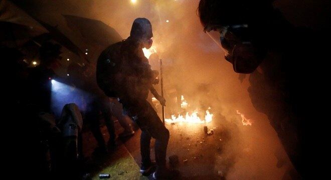 Estudantes em barricada na Universidade Chinesa de Hong Kong