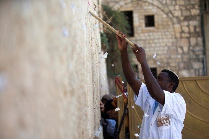 Atualmente o muro é
localizado abaixo de um local religioso conhecido entre muçulmanos como Nobre
Santuário e entre judeus como Monte do Templo