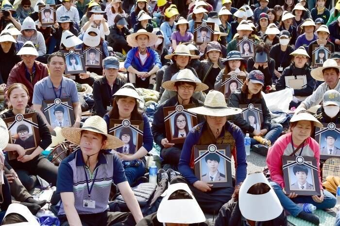Parentes de vítimas do
naufrágio da balsa sul-coreana protestam por um encontro com a presidente do
país, Park Geun-Hye, em uma rua perto da sede do governo
