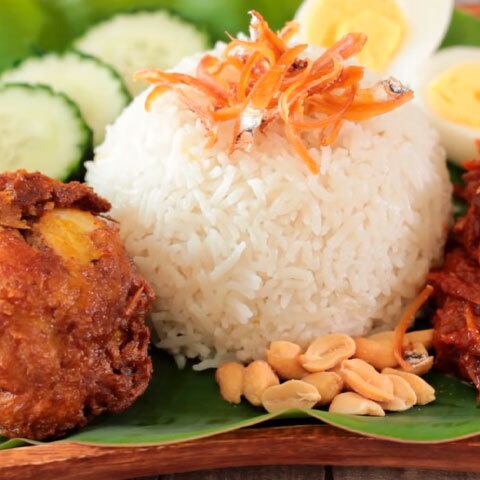 Nasi Lemak: prato nacional da Malásia, o nasi é um arroz embalado em uma folha de bananeira e consumido como café da manhã. Os acompanhamentos podem ser frango, pepino, anchovas, amendoim e ovo.