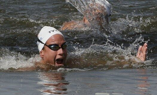 E esse atleta quase engolindo a água?