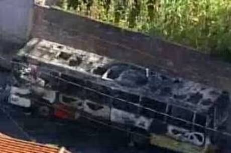 Ônibus queimado ficou totalmente destruído