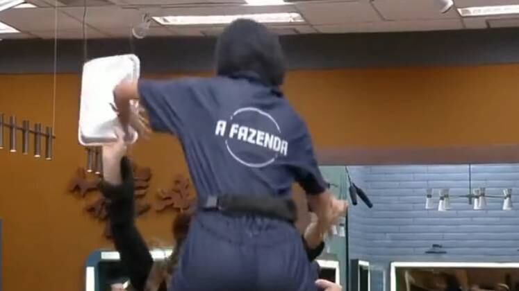 A primeira Fazendeira da temporada foi recebida com muita festa por seus aliados na sede. 
 
Sob o comando de Adriane Galisteu, A Fazenda 14 vai ao ar diariamente na tela da Record TV. Acesse o PlayPlus e acompanhe 24 horas por dia tudo o que rola no Celeiro de Lendas.


