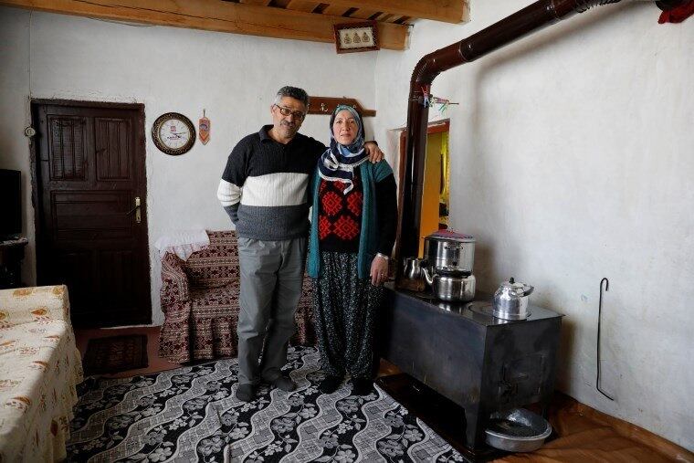 Zakir Omur, 58, e Nurgul Omur, 53, tiveram o casamento arranjado pelos pais na segunda vez em que se viram. Imediatamente, passaram a morar juntos, nessa pequena casa na cidade de Kars, na Turquia. De início, Omur não queria seguir as tradições e as ordens da mãe, mas com o tempo, se apaixonou pela companheira e hoje não consegue imaginar a vida sem ela. "O lugar que mais associamos com nosso relacionamento é esta casa, sempre estivemos juntos aqui", conta ele