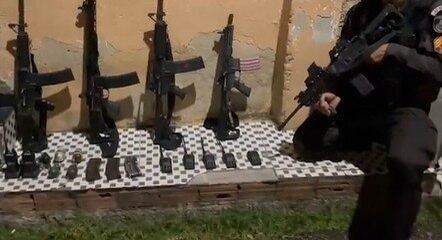 Quatro fuzis foram apreendidos na ação
