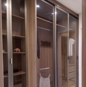 Um armário com portas espelhadas está no lote 30. Ele poderá ser comprado por ao menos R$ 200