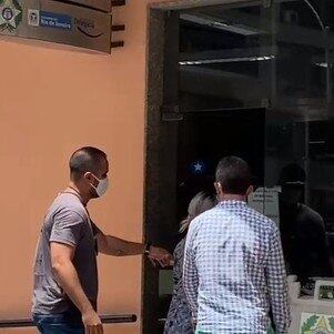 Americano e mãe da vítima foram presos