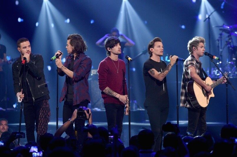 O One Direction (imagem de arquivo acima) levou três prêmios! Melhores fãs, melhor artista pop e melhor performance ao vivo. Mas, para a tristeza da galera, não compareceu. Quatro deles — Louis, Liam, Niall e Harry — gravaram um vídeo agradecendo. Zayn Malik não participou da gravação e ninguém explicou por que
VEJA TODOS OS VENCEDORES DO EMA MTV 2014