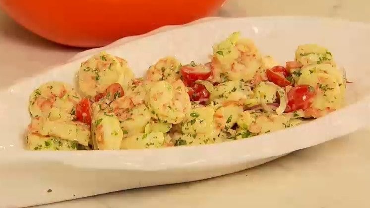 Salada de Camarão (Por chef Cristina Haaland)

Ingredientes para o molho:   
200 ml de leite de coco
½ colher de chá de açafrão  
3 colheres de sopa de azeite de oliva  
2 colheres de sopa de maionese  
2 colheres de sopa de iogurte natural  
2 colheres de sopa de suco de limão  
1 colher de chá de vinagre de maçã
Sal a gosto  

Ingredientes para a salada:   
1 1/2kg camarão médio limpo (aproximadamente 45 unidades)
2 xícaras de tomate cereja cortado ao meio  
1/2 xícara de salsão fatiado fino  
1/4 xícara de folhas de salsão picadas  
1/2 xícara de cebola roxa cortada em tiras finas  
1/4 xícara de coentro picado  

Modo de preparo:   
Em uma panela pequena ferva o leite de coco com o açafrão. Assim que ferver, desligue o fogo, tampe e reserve para esfriar. Coloque o camarão para cozinhar em uma panela com água fervente e sal por 4 minutos. Em um bowl grande, misture os ingredientes do molho com um fouet. Escorra bem o camarão e coloque diretamente no molho. Misture delicadamente.   Adicione à mistura a cebola, os tomates, o coentro e o salsão.  Coe o leite de coco e adicione à salada e misture delicadamente. Deixe esfriar e coloque na geladeira.  

O Domingo Espetacular vai ao ar todo fim de semana, a partir das 19h45, na tela da Record TV