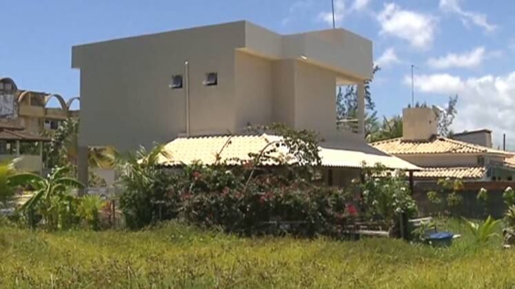 Os dois eram casados há cinco anos e trabalhavam como "rifeiros". A legislação brasileira considera essa atividade um jogo de azar não
regulamentado e uma contravenção penal, que pode ser punida com
multa e prisão. Nas redes sociais, o casal fazia questão de exibir a vida de alto
padrão que possuíam, com carro de luxo blindado, moto aquática e o projeto de
uma mansão em construção na região metropolitana de Salvador 