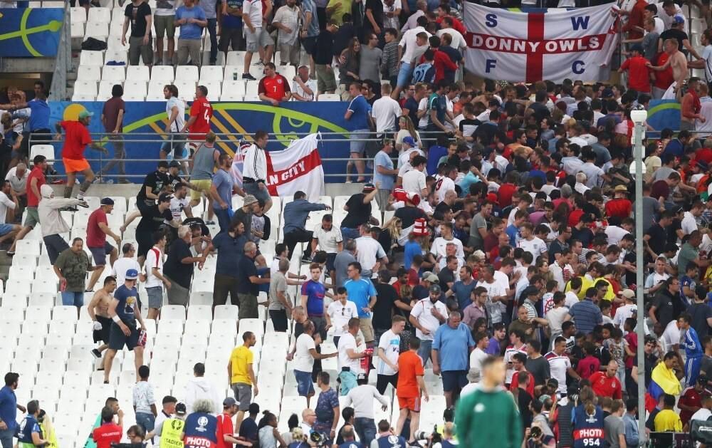 Confusão tomou conta do estádio Velodrome, em Marselha