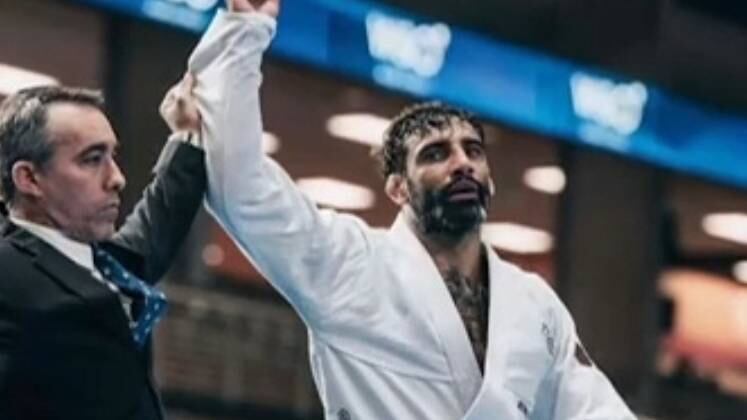 Porém, o agente conseguiu se soltar, deu alguns passos para trás e atirou na cabeça de Leandro. Segundo informações, o policial ainda chutou o lutador e fugiu em seguida

