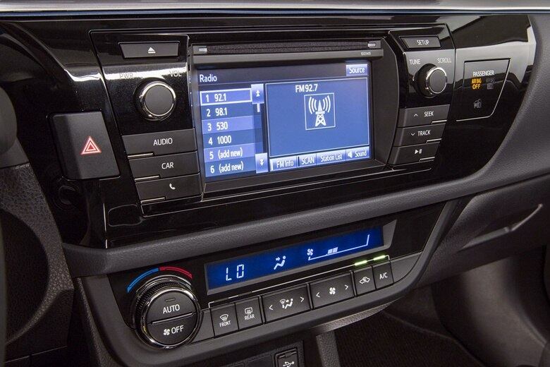 A aparente simplicidade do Corolla americano se dá pela sua proposta: nos Estados Unidos o sedã é um modelo popular, ao contrário do que ocorre no Brasil

VEJA TAMBÉM

> Conheça a nova geração do Toyota Corolla norte-americano

> Inundações na Alemanha "engolem" concessionárias e dezenas de carrões de luxo são perdidos

Quer saber tudo sobre carros? Acesse R7.com/carros
