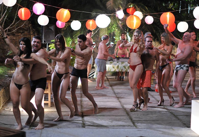 O
ator contou, ainda, como foi viver o deputado estadual Luis Siqueira, líder da
oposição ao governador do Rio, interpretado por Gracindo Jr. 


─
Ele é o
responsável
pela instauração
da CPI que irá
investigar o governo de Guido Flores. É um grande pai de família e pretende se tornar governador de
Estado. Luis Siqueira é cheio de contradições, o que me agradou muito ao
representá-lo. Meu personagem foi um grande presente e o início de uma parceria
com Marcílio Moraes, autor, que pretendo que seja longa. A direção de Ivan
Zettel, que considero um dos grandes diretores de TV do Brasil, é muito segura
e artística

+ Rico diz que está revoltado com a política brasileira. Assista!
+ Carla Diaz e Bernardo Falcone se divertem nos bastidores 
+ História de amor interrompida! Entenda a relação entre o governados Guido e Dora

