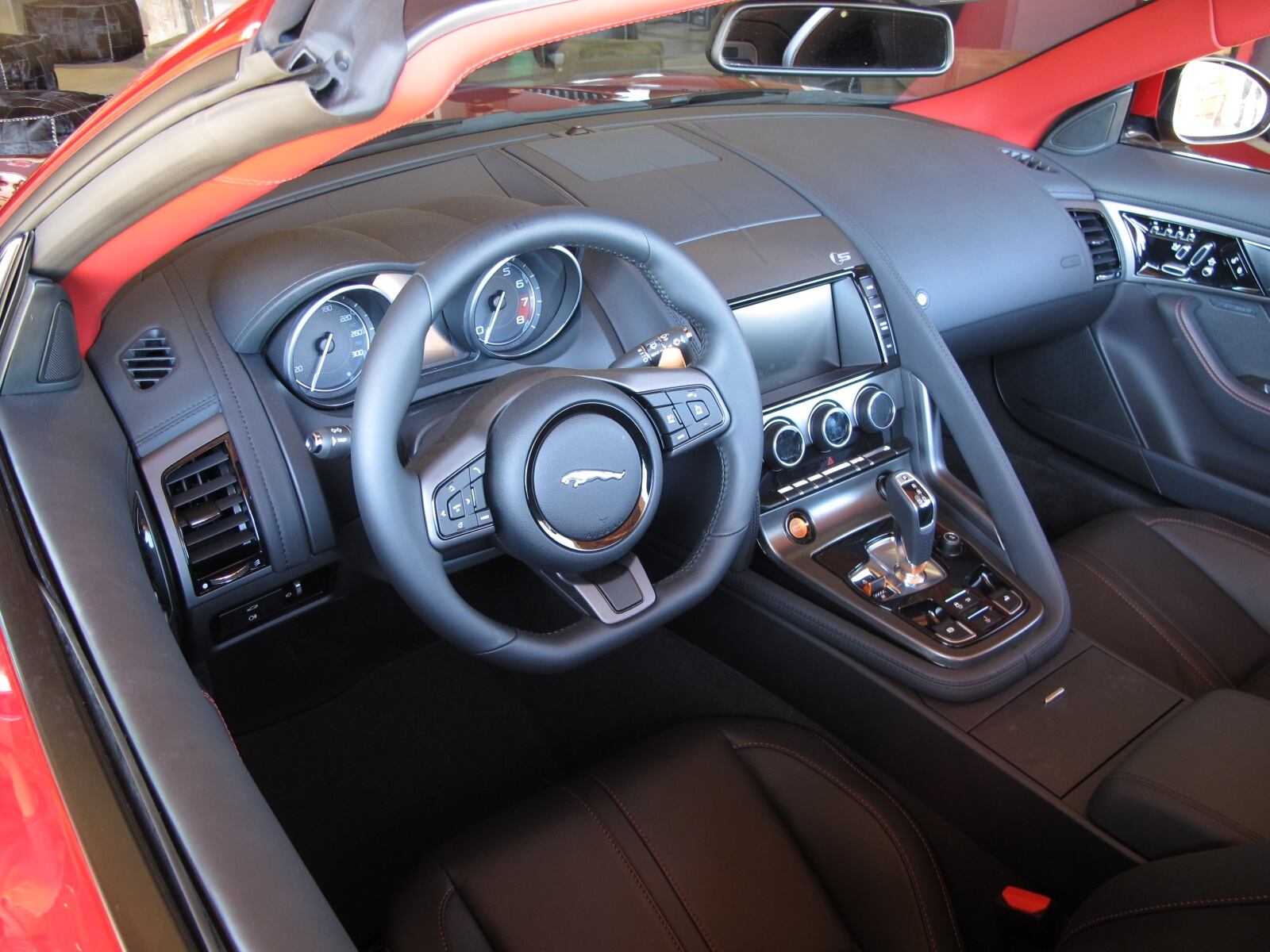 A barra do lado direito do console central serve para proteger e dar apoio ao passageiro em curvas mais rápidas feitas pelo F-Type. Leia a avaliação completa

Quer saber tudo sobre carros? Acesse www.r7.com/carros