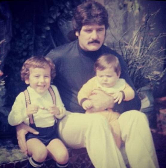 O apresentador do Hora do Faro ainda disse que se esforça para ser o pai que não teve.

— Minha mãe trabalhava em dois períodos e eu também, então eu perdi esse referencial muito cedo. Hoje, o meu objetivo é ser um pai presente para as minhas filhas. Eu tento ser o pai que, infelizmente, eu não tive
