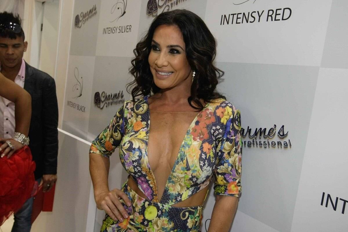 Sheilla Mello e Scheila Carvalho prestigiam feira de beleza em São Paulo