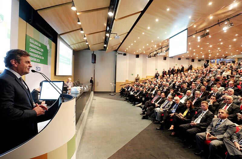 "Faltou a esse governo a coragem", criticou Aécio Neves