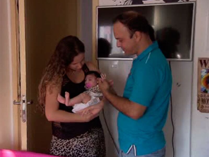 Suzana e Luciano Bertoluce ficaram surpresos quando, no oitavo mês de gestação, a filha Ana Laura foi diagnosticada com microcefalia. A primeira reação foi pesquisar na internet sobre a doença.

— A gente já entrou na sala da médica meio anestesiada, a gente queria uma luz, só que a médica não sabia tanto quanto a gente.  Ela não tinha muito conhecimento (sobre a doença). Eu perguntei e ela disse: “Olha, vocês vão ter que procurar um especialista”. De imediato você fica totalmente desesperado

Experimente grátis toda a programação da Record no R7 Play

