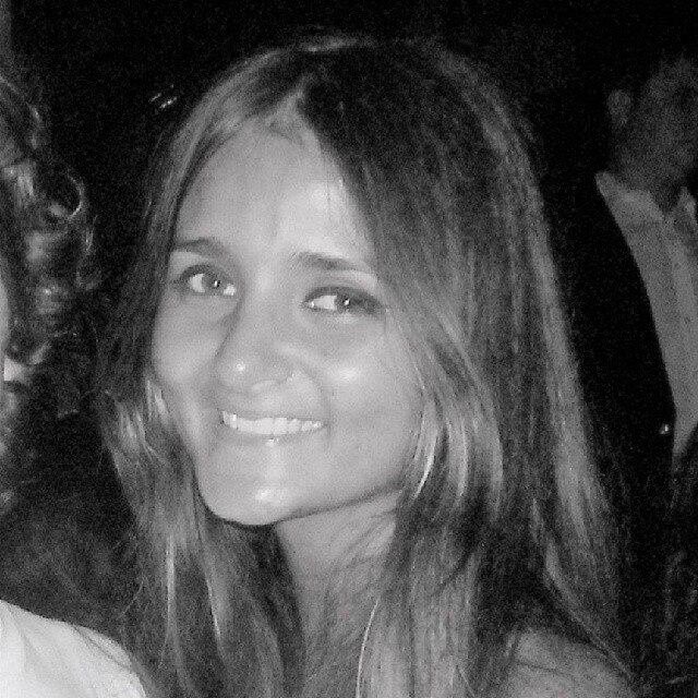 

Chegando
ao encontro, que foi realizado na Austrália, o empresário japonês não era bem o que imaginava. A catarinense desistiu e se sentiu enganada pelo
diretor do documentário. De volta ao Brasil, Catarina posou como ninfeta para
as lentes da Playboy, com direito a um ursinho de pelúcia, no maior estilo do
romance Lolita

