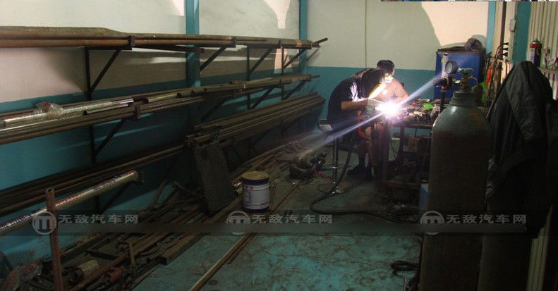 A construção foi feita de forma artesanal em uma garagem/galpão alugada, em Pequim