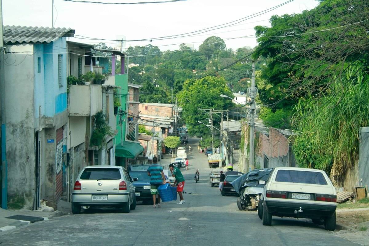 Segundo a ONG Amis (Associação
Morumbi de Integração Social), a iluminação no bairro é bem precária.



— O Haddad colocou uma luz mais
forte, porém foi na periferia do Morumbi. Aqui ainda não tem. Aqui é horrível,
tem ruas e avenidas muito escuras e dá medo de andar por elas
