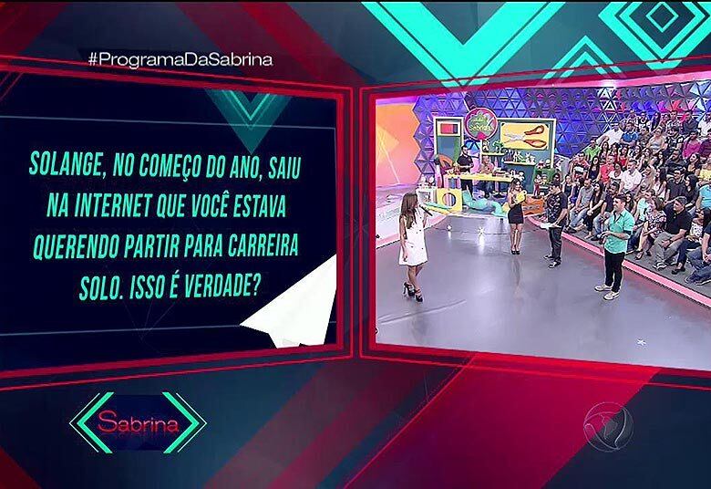 A pergunta foi lida por outro convidado que passou pelo palco de Sabrina Sato: Sérgio Mallandro. O humorista leu a questão e fez um pedido para Sol.

— Olhe para aquela câmera é diga: é verdade ou é mentira?

• VÍDEO: Xand e Sol, do Aviões do Forró, cantam e esclarecem polêmicas no Programa da Sabrina
