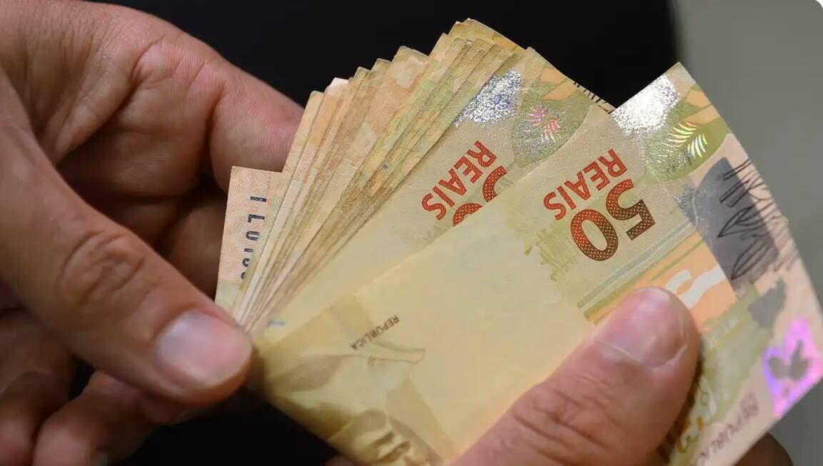 Nascidos em fevereiro recebem abono salarial nesta sexta; veja quem tem direito