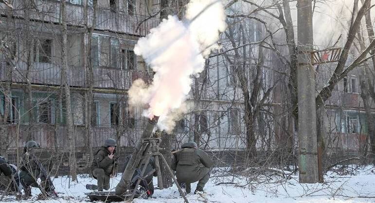 Soldados ucranianos treinam em Chernobyl após ataque russo