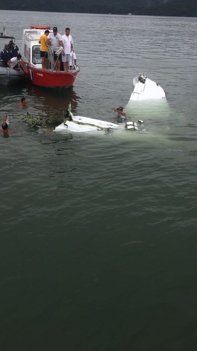 O Corpo de Bombeiros resgatou os últimos dois corpos, um homem e uma mulher, que estavam presos na fuselagem do avião que caiu na tarde de quinta-feira (19), em Paraty (RJ)