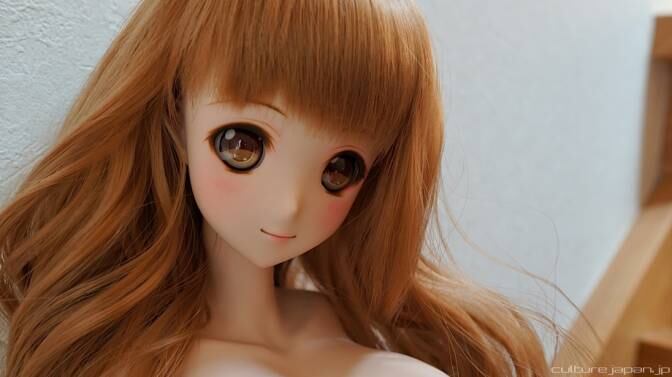 Ela está sendo construída com diversos sensores, para ser capaz de captar movimentos, toques, sons, entre outras interações, com o seu proprietário. Mirai também tem um modo Bluetooth que lhe permite interagir com outros dispositivos como Facebook e Twitter. Ela também tem a capacidade de se comportar, ou seja, pode balançar as pernas, observar as redondezas e mudar seu peso
