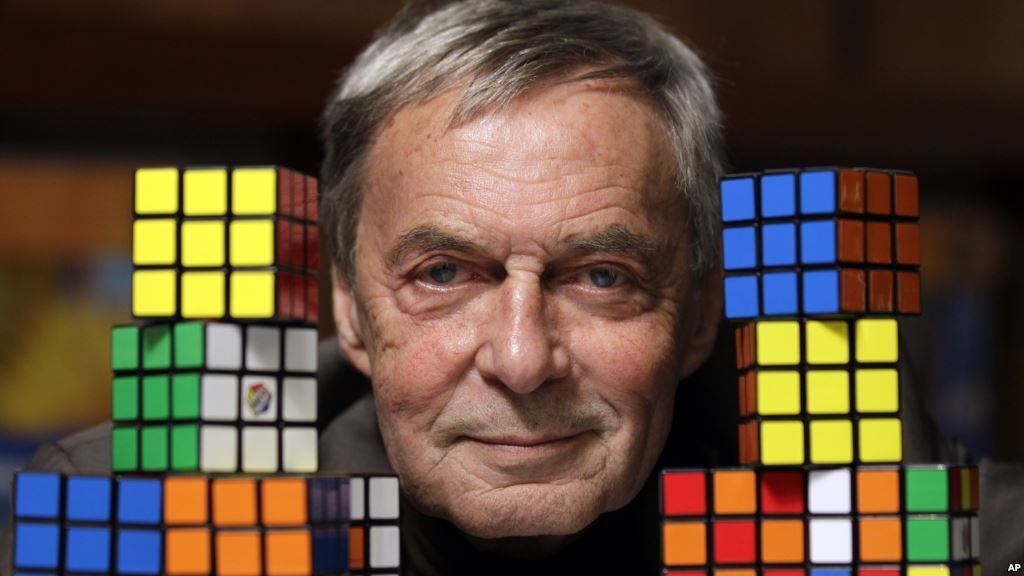 Ernő Rubik - cubo mágico

Você com certeza já tentou montar um cubo mágico. Se conseguiu, já é outra história. O que importa é que graças ao arquiteto húngaro o cubo (ou Rubik, como é conhecido na maior parte do mundo) se tornou parte da cultura popular